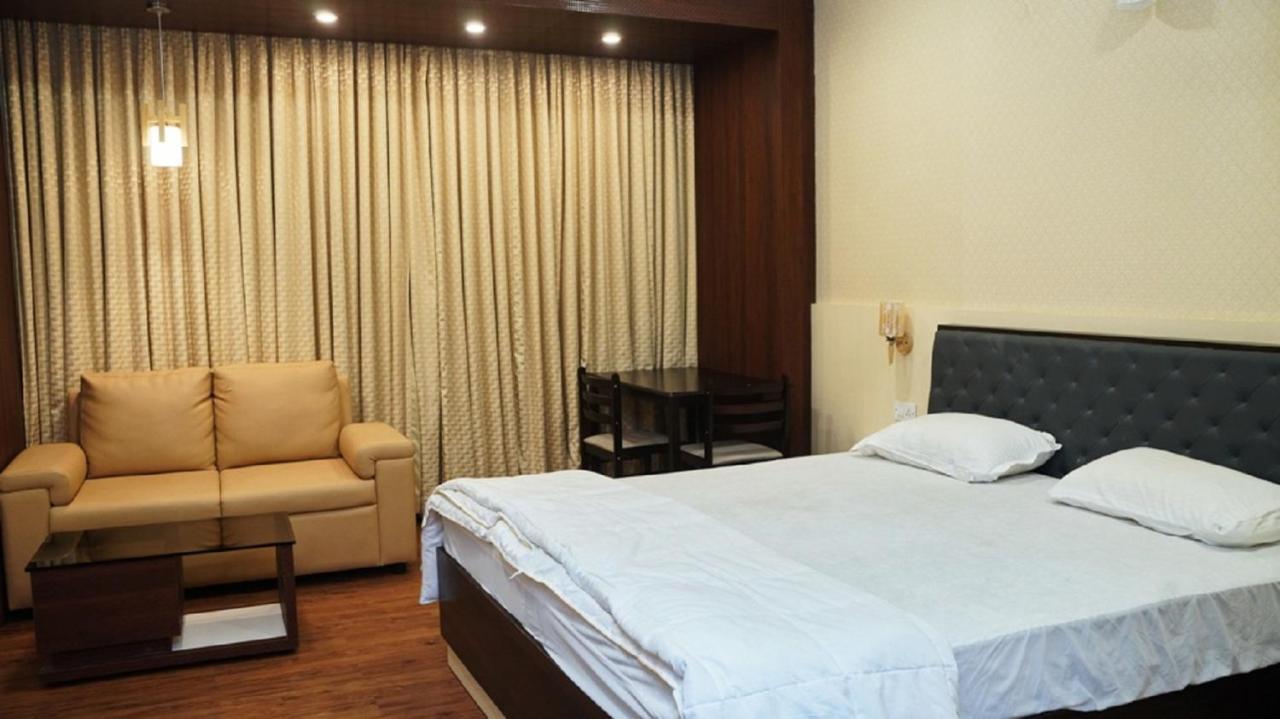 Malayalee Club Hotel Madras Buitenkant foto