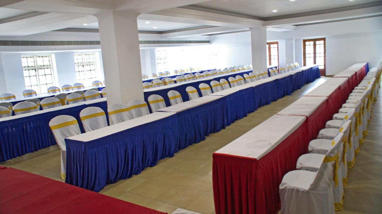 Malayalee Club Hotel Madras Buitenkant foto