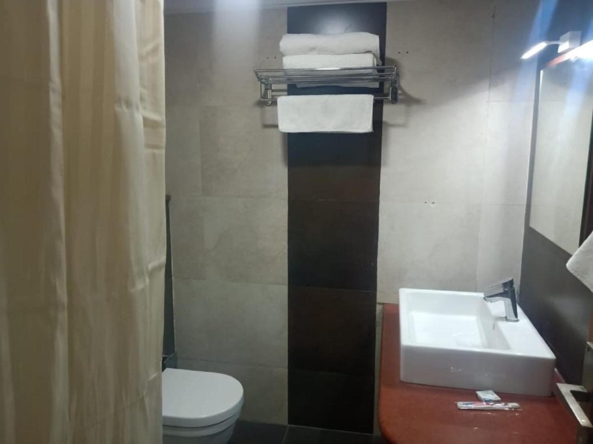 Malayalee Club Hotel Madras Buitenkant foto