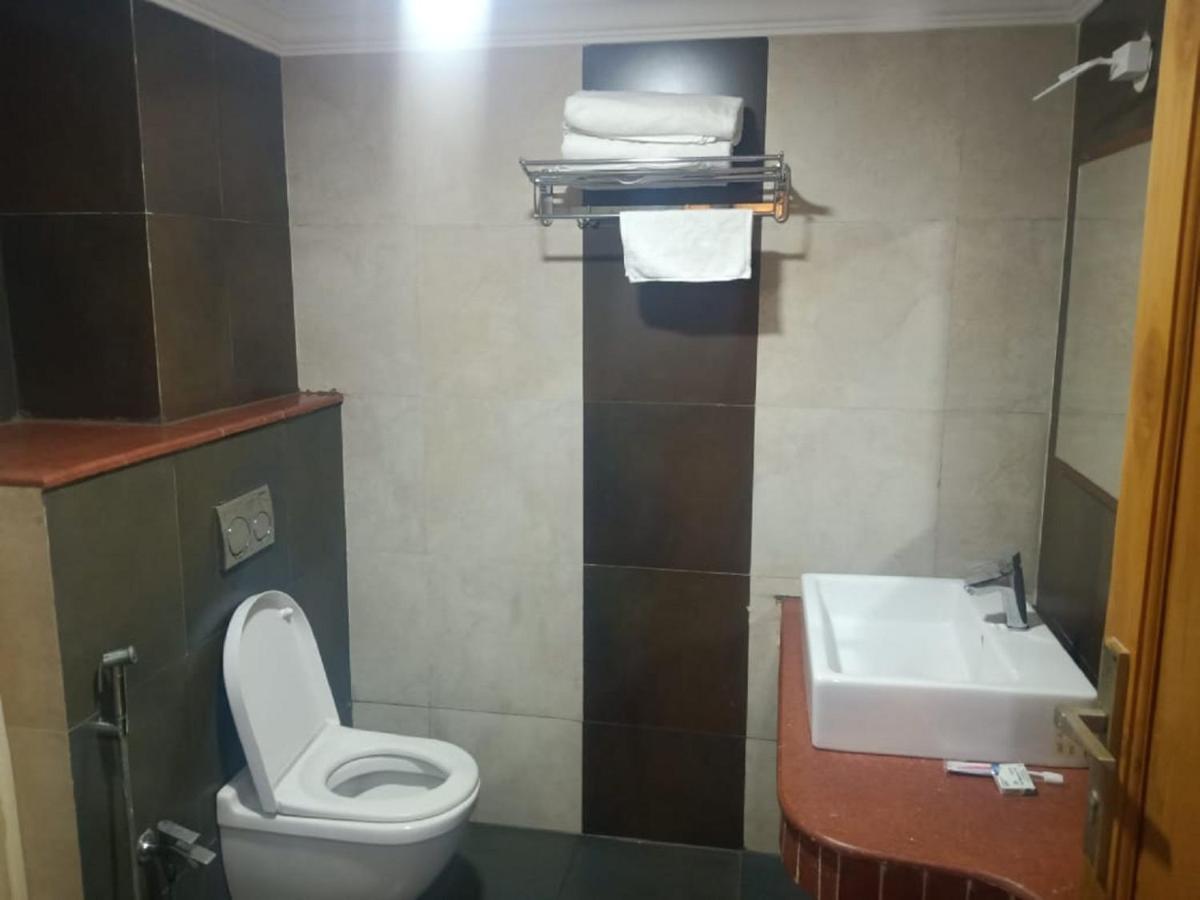 Malayalee Club Hotel Madras Buitenkant foto